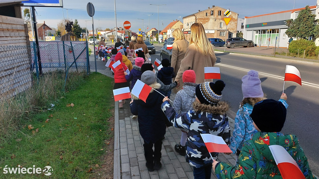 Patriotyczny przemarsz przedszkolaków