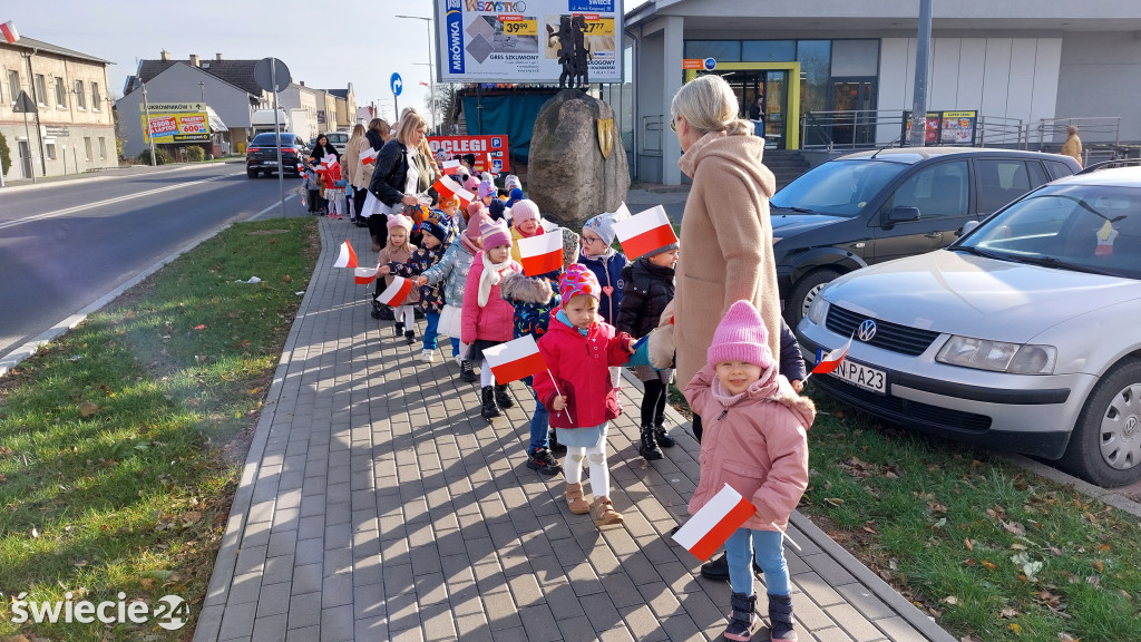 Patriotyczny przemarsz przedszkolaków
