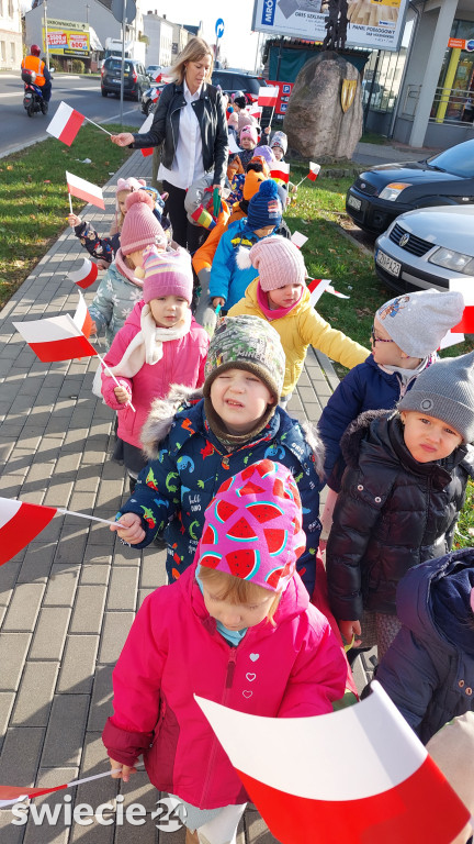 Patriotyczny przemarsz przedszkolaków