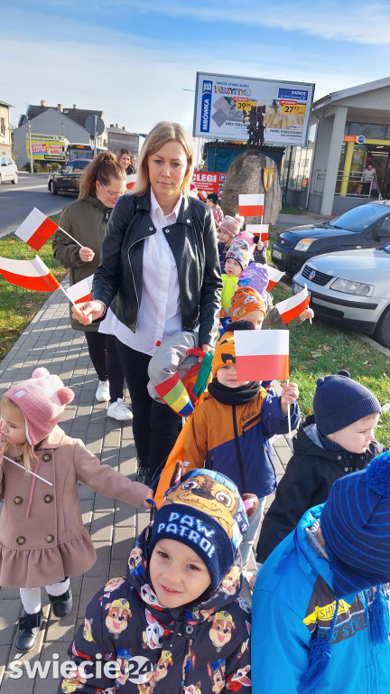 Patriotyczny przemarsz przedszkolaków
