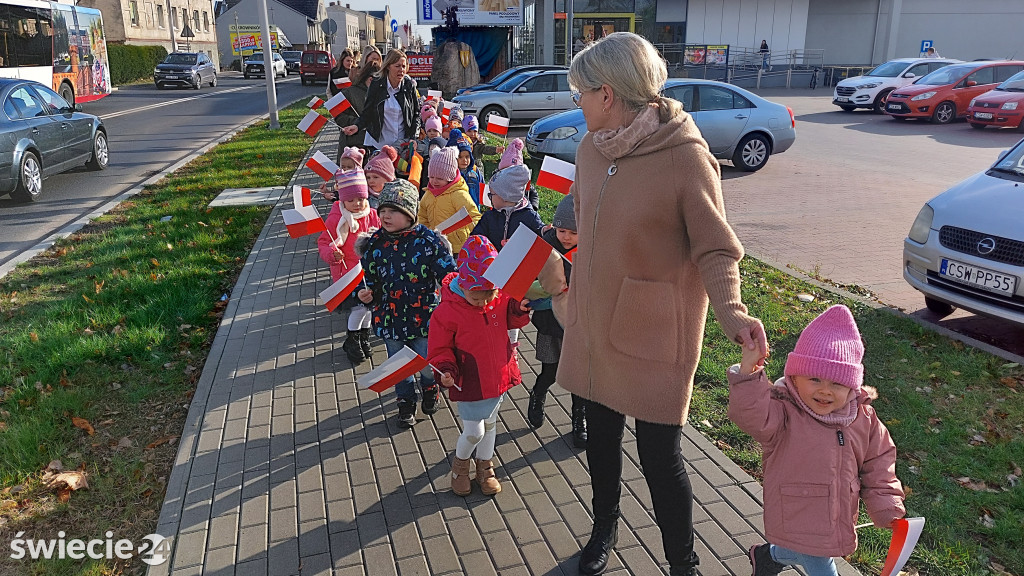 Patriotyczny przemarsz przedszkolaków