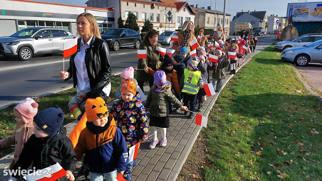 Patriotyczny przemarsz przedszkolaków