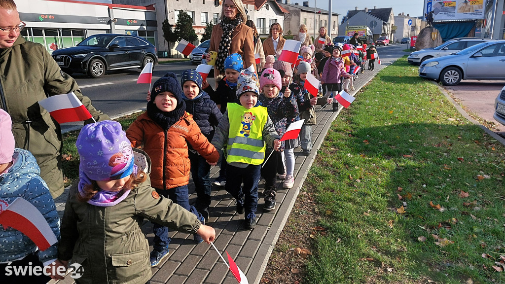Patriotyczny przemarsz przedszkolaków