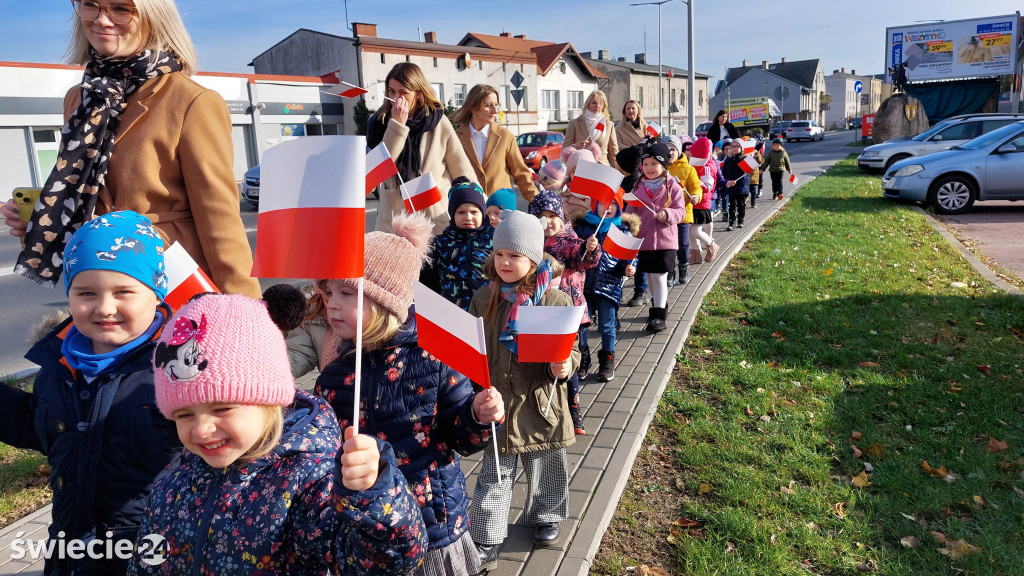 Patriotyczny przemarsz przedszkolaków