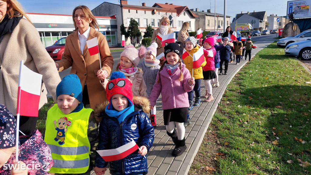 Patriotyczny przemarsz przedszkolaków