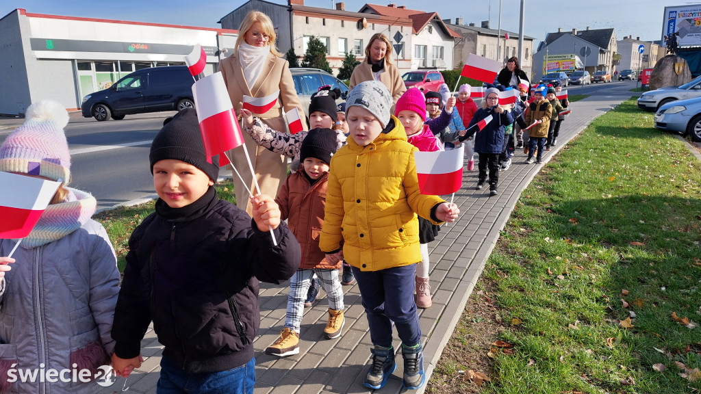 Patriotyczny przemarsz przedszkolaków