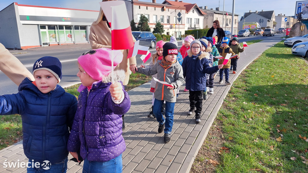 Patriotyczny przemarsz przedszkolaków