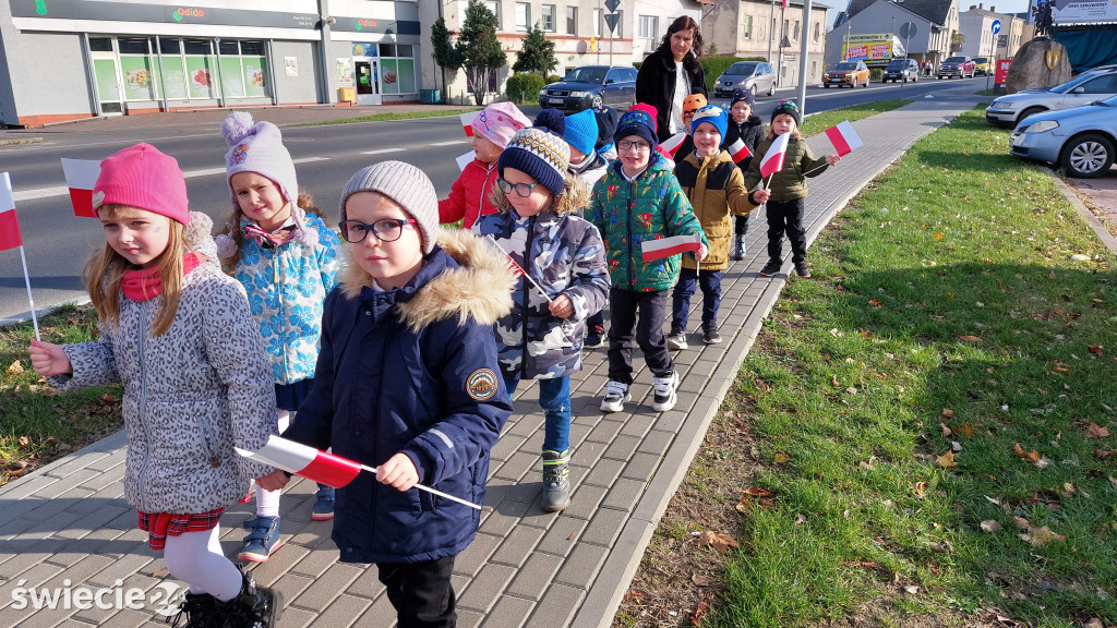 Patriotyczny przemarsz przedszkolaków
