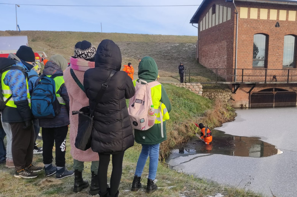 Akcja strażaków na załamanym lodzie