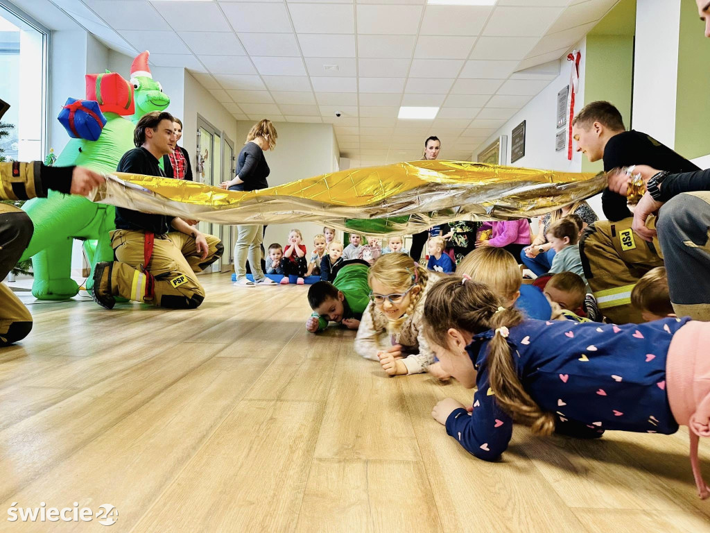 Odwiedziny strażaków w przedszkolu w Laskowicach