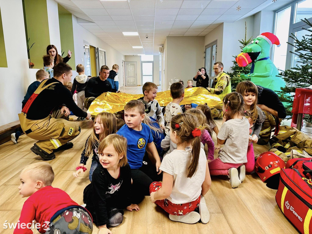 Odwiedziny strażaków w przedszkolu w Laskowicach