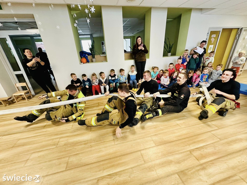 Odwiedziny strażaków w przedszkolu w Laskowicach