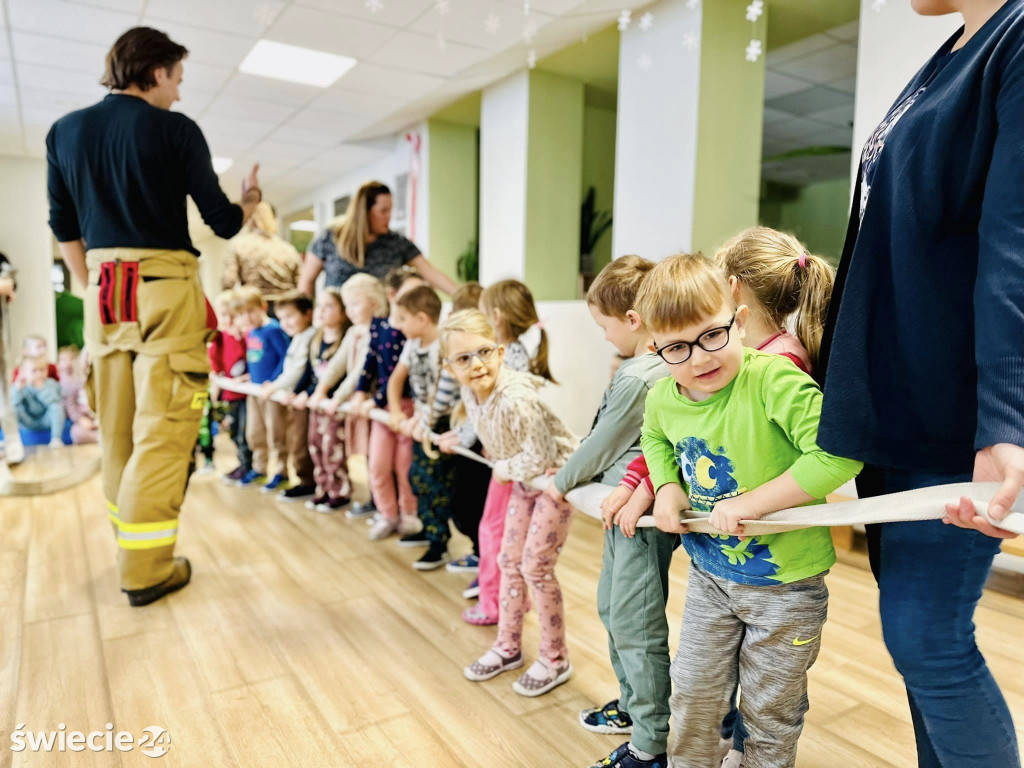 Odwiedziny strażaków w przedszkolu w Laskowicach