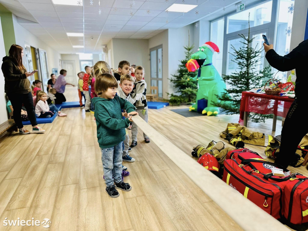 Odwiedziny strażaków w przedszkolu w Laskowicach