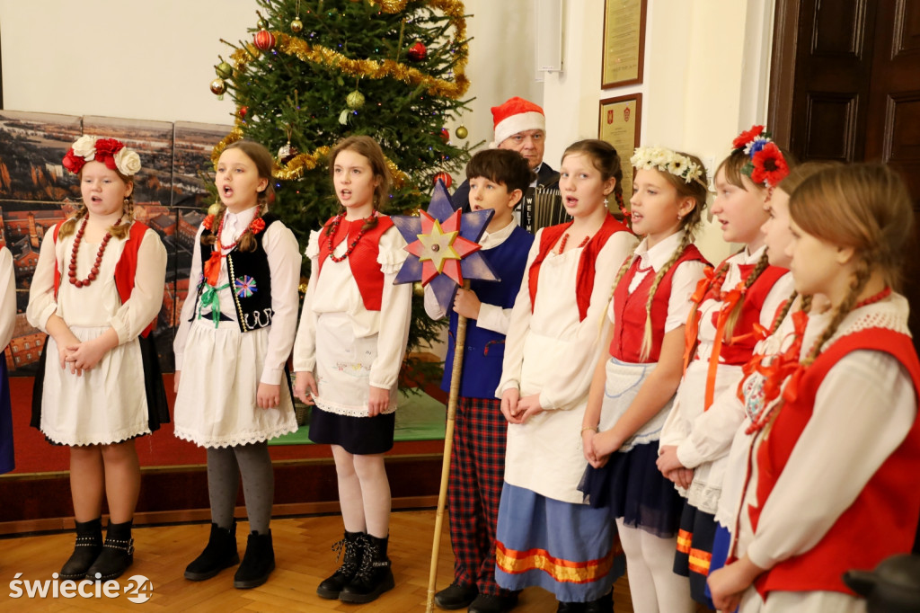 Uczniowie z Czapel kolędowali w urzędzie