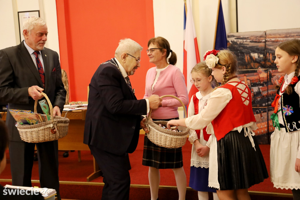 Uczniowie z Czapel kolędowali w urzędzie