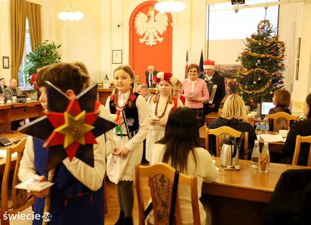 Uczniowie z Czapel kolędowali w urzędzie