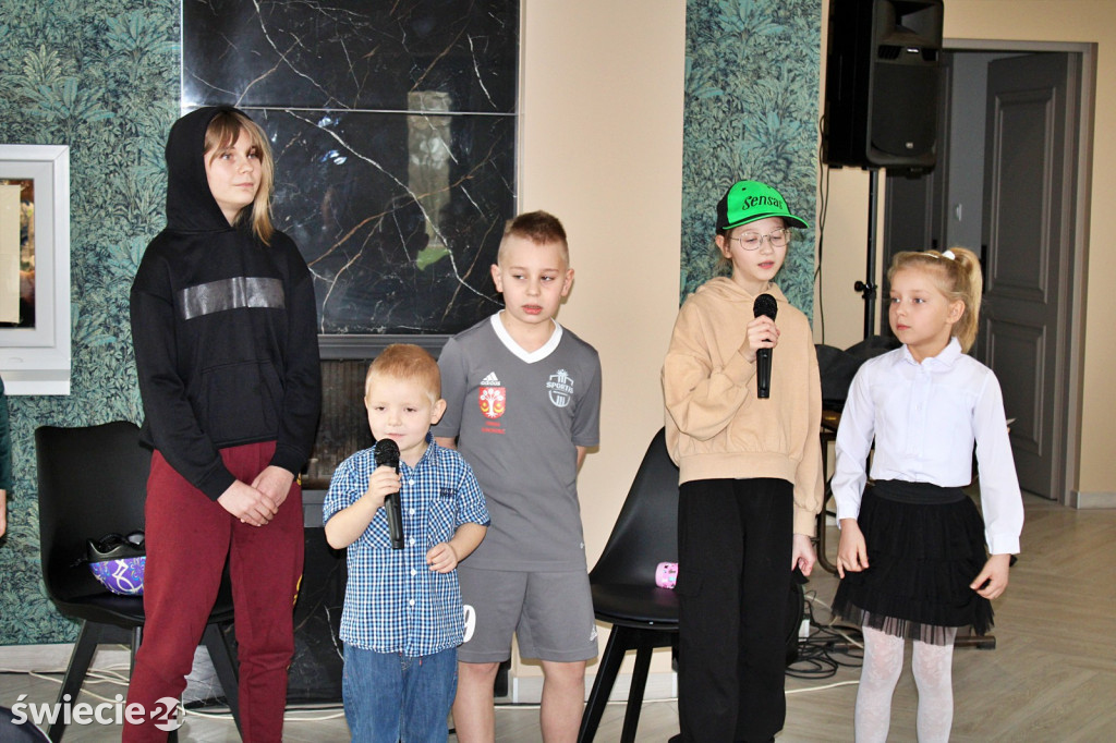 Świetlica, bieżnia i boisko przy szkole w Różannie