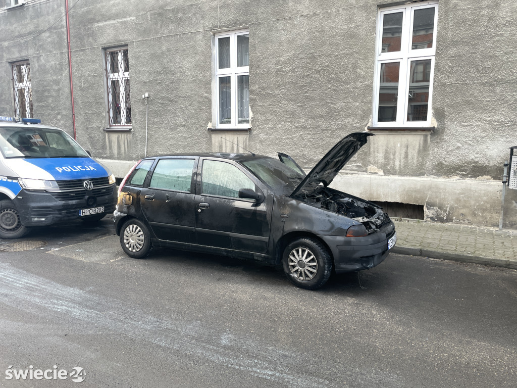 Na Pocztowej zapalił się jadący samochód