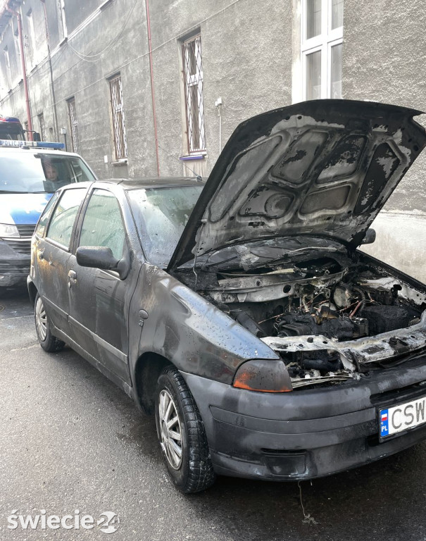 Na Pocztowej zapalił się jadący samochód