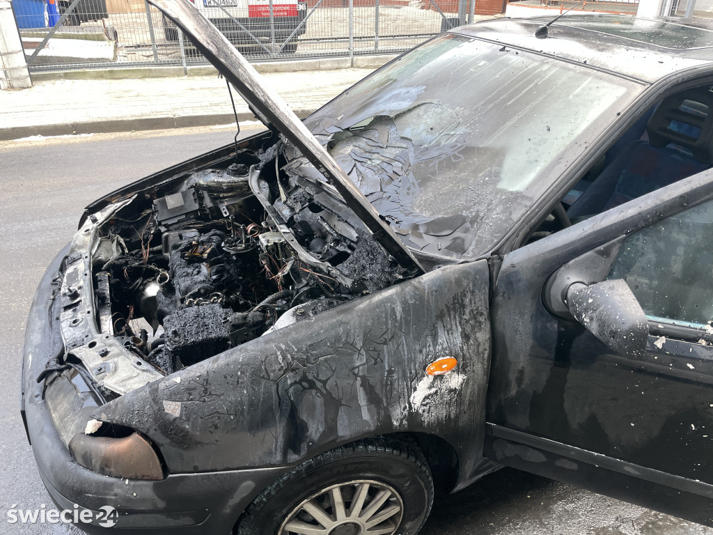 Na Pocztowej zapalił się jadący samochód