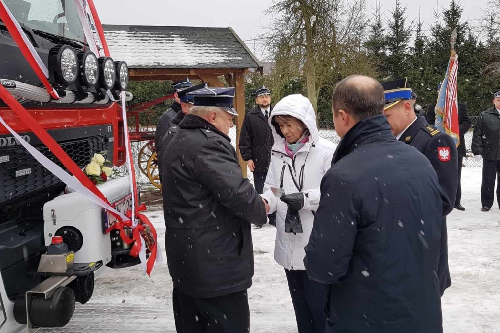 Przekazanie samochodu Volvo strażakom z Błądzimia