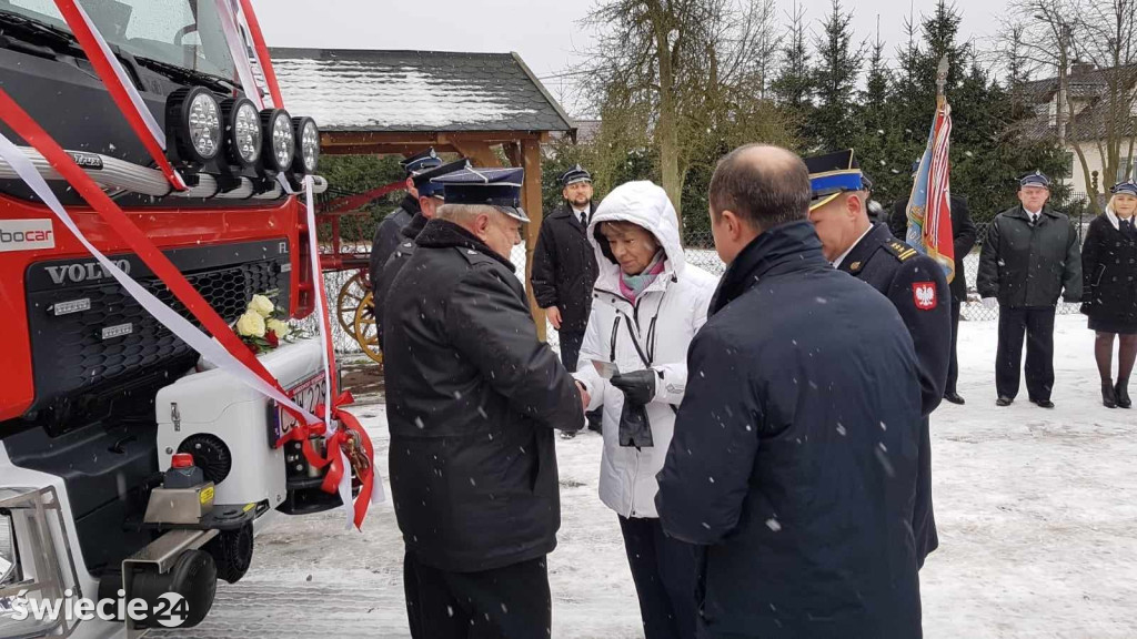 Przekazanie samochodu Volvo strażakom z Błądzimia