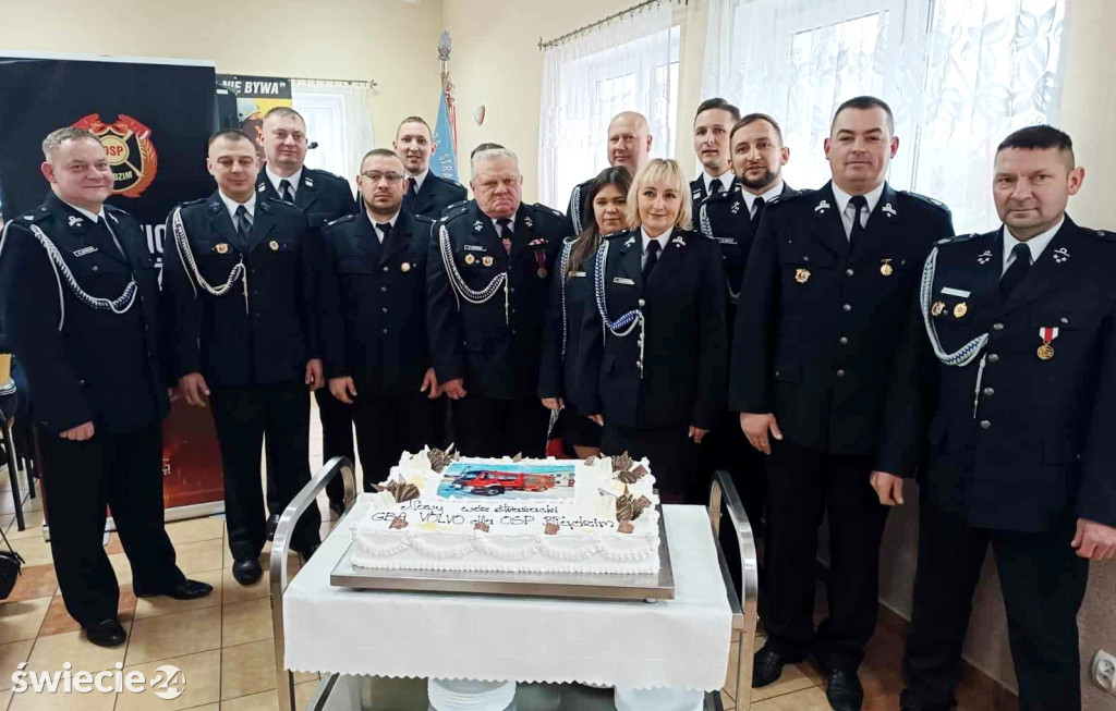 Przekazanie samochodu Volvo strażakom z Błądzimia