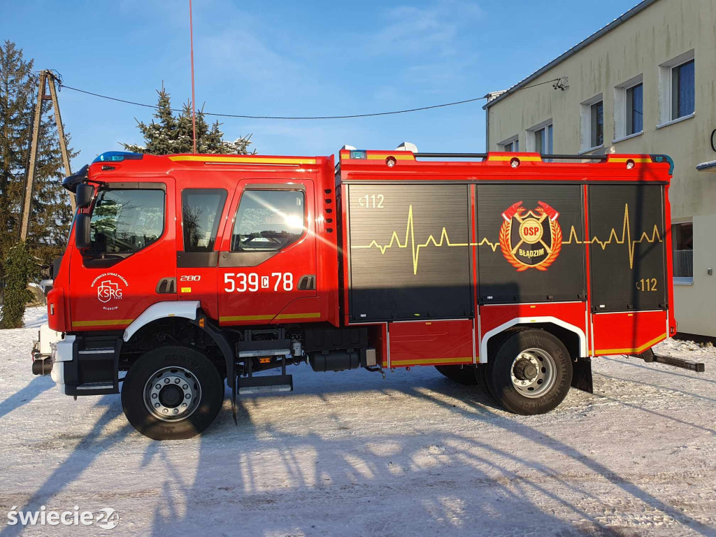 Przekazanie samochodu Volvo strażakom z Błądzimia
