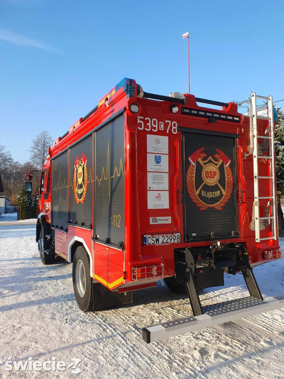 Przekazanie samochodu Volvo strażakom z Błądzimia