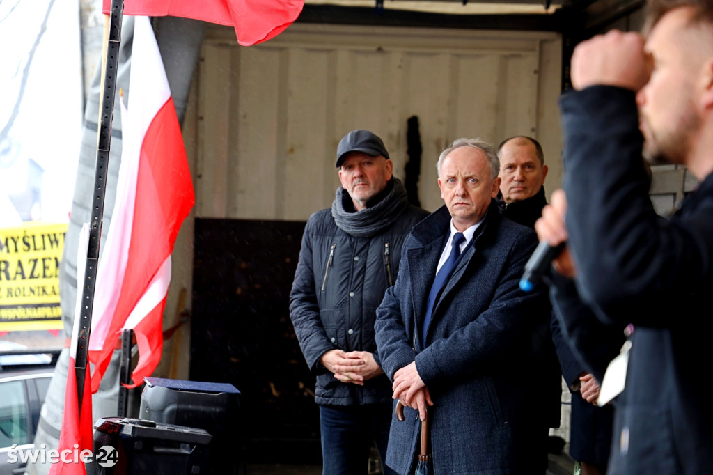 Protest — do Świecia wjechało 400 traktorów