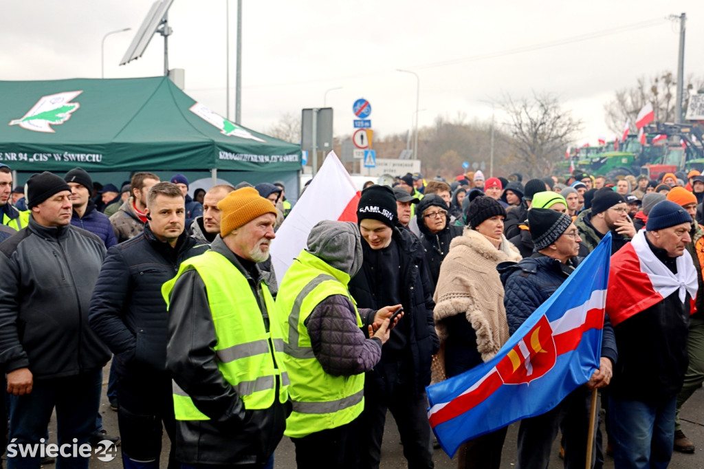 Protest — do Świecia wjechało 400 traktorów