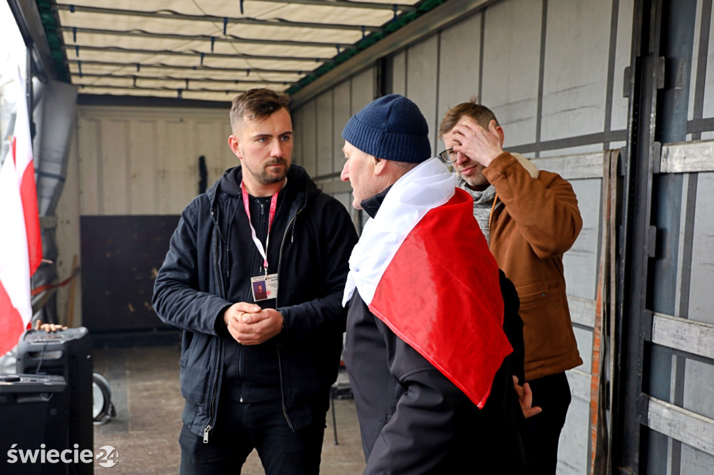 Protest — do Świecia wjechało 400 traktorów