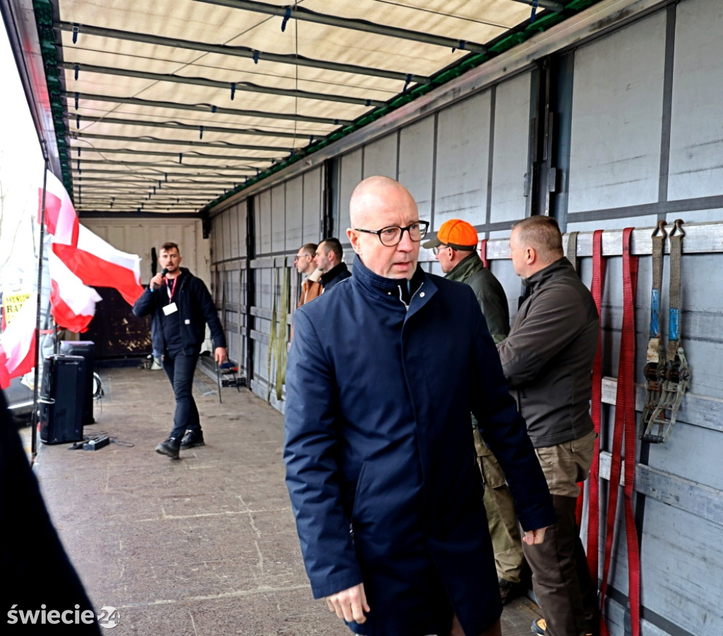 Protest — do Świecia wjechało 400 traktorów