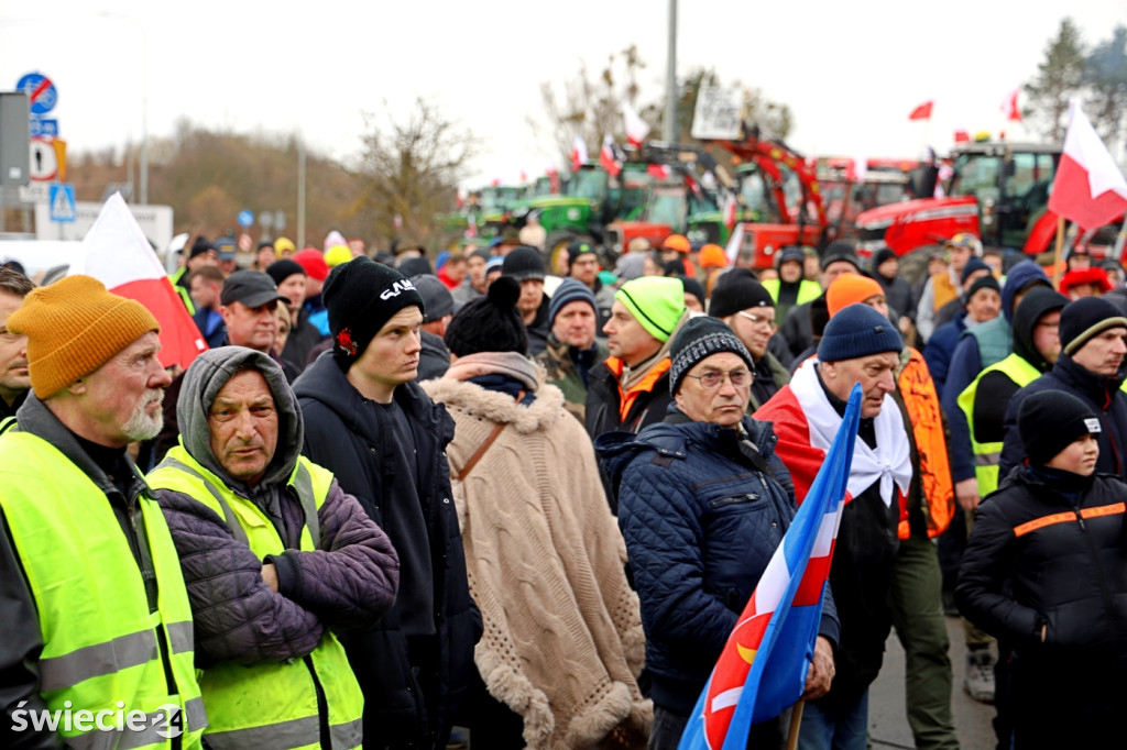 Protest — do Świecia wjechało 400 traktorów