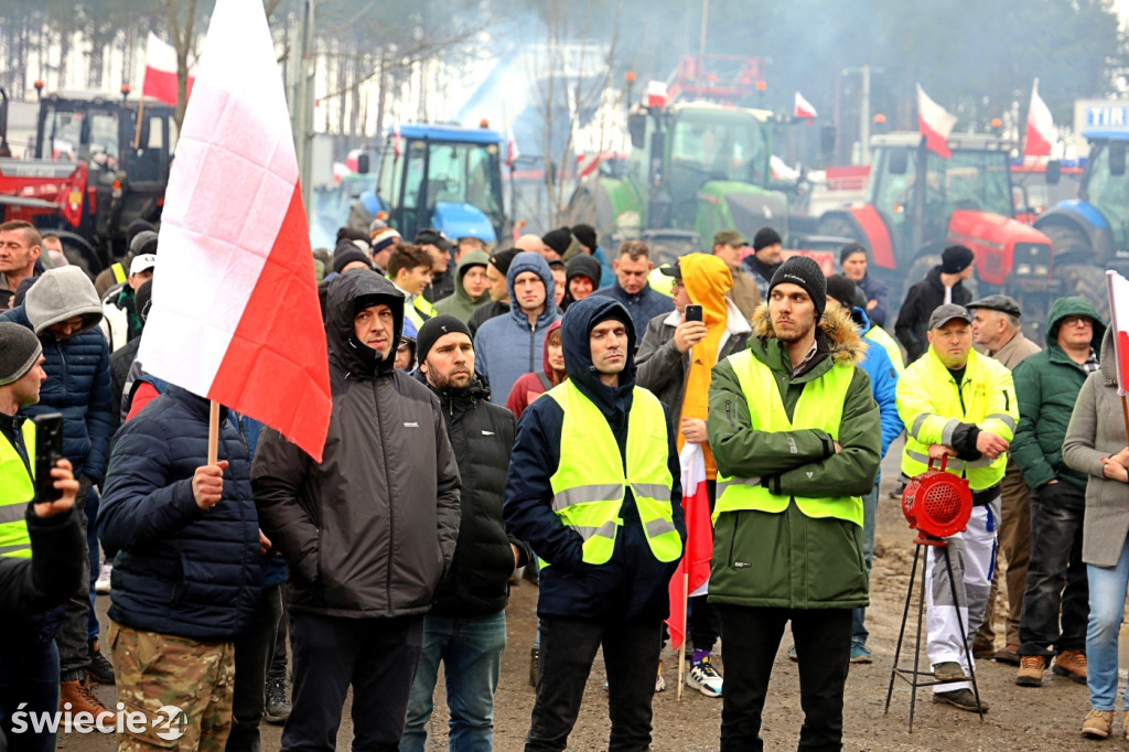 Protest — do Świecia wjechało 400 traktorów