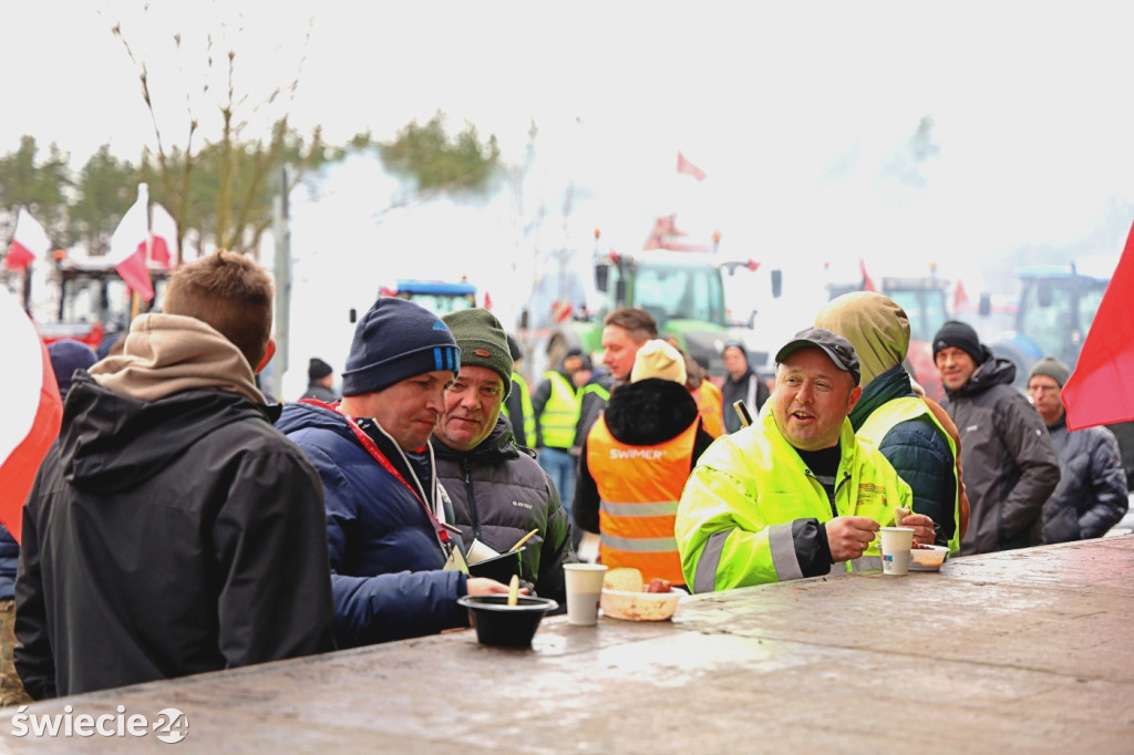 Protest — do Świecia wjechało 400 traktorów
