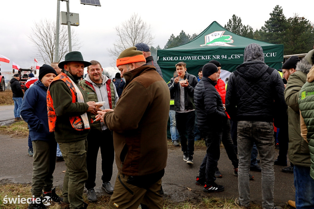 Protest — do Świecia wjechało 400 traktorów