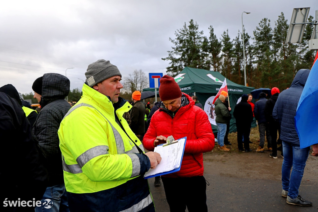 Protest — do Świecia wjechało 400 traktorów