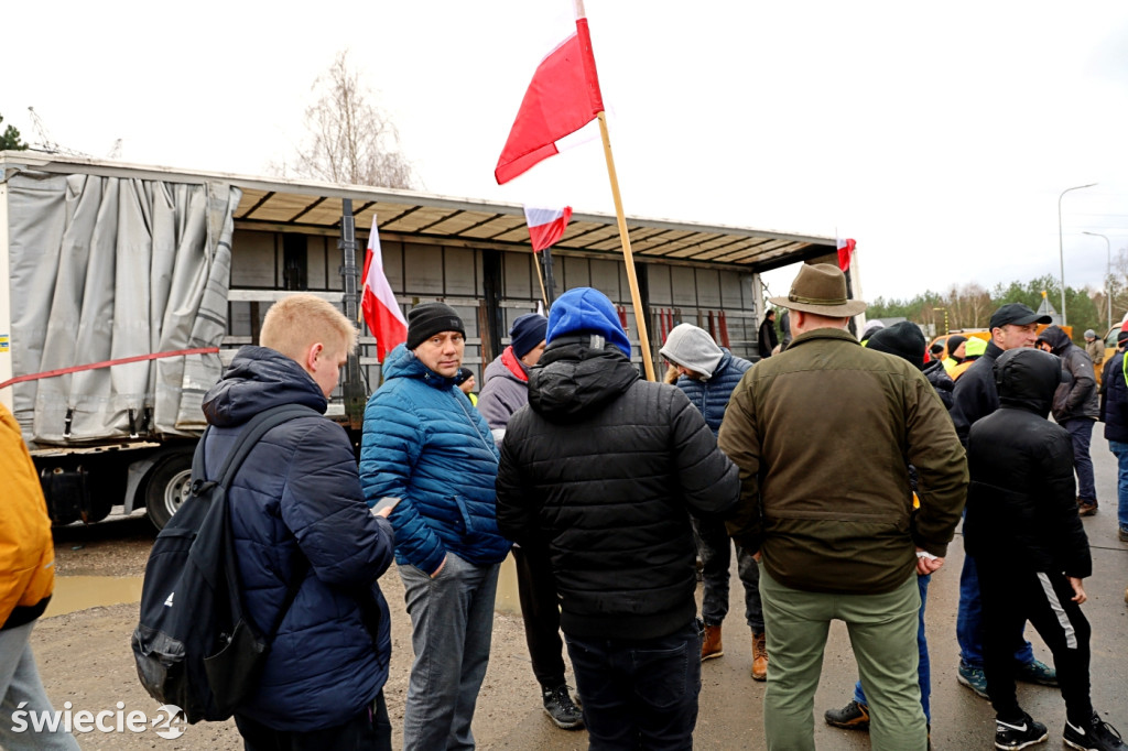 Protest — do Świecia wjechało 400 traktorów
