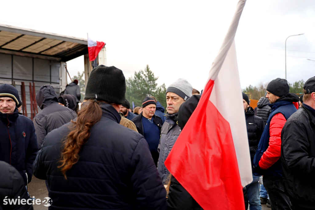 Protest — do Świecia wjechało 400 traktorów