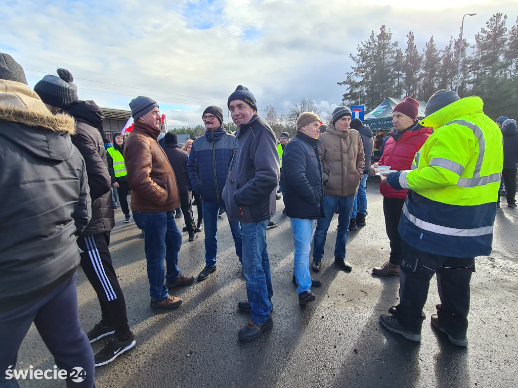 Protest — do Świecia wjechało 400 traktorów