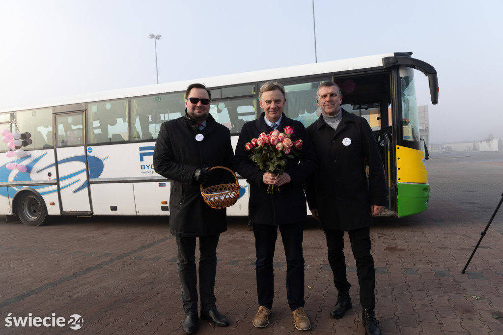 Darkobus i kwiaty z okazji Dnia Kobiet