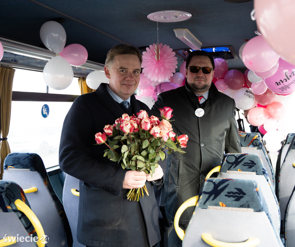 Darkobus i kwiaty z okazji Dnia Kobiet