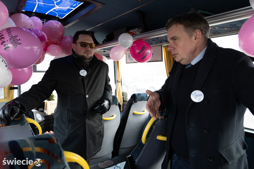 Darkobus i kwiaty z okazji Dnia Kobiet