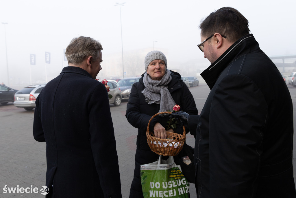 Darkobus i kwiaty z okazji Dnia Kobiet