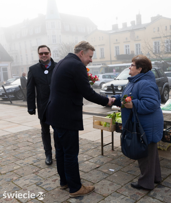 Darkobus i kwiaty z okazji Dnia Kobiet