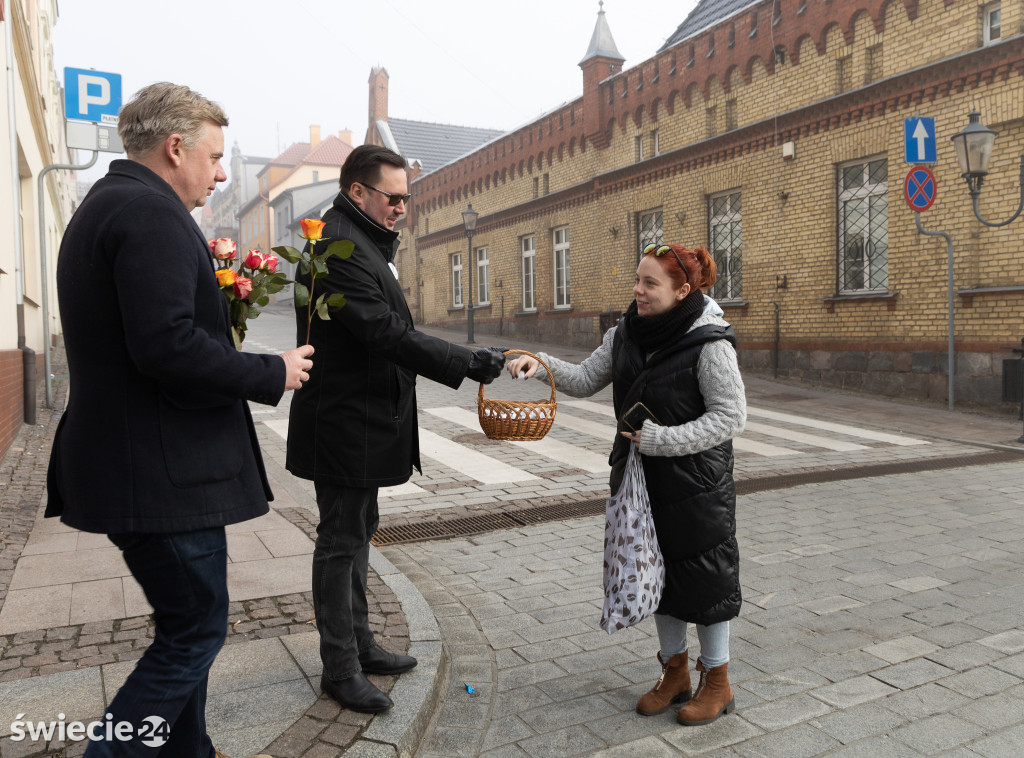 Darkobus i kwiaty z okazji Dnia Kobiet