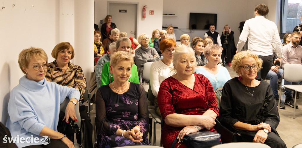 Dzień kobiet w MBP w Świeciu — wernisaż i koncert