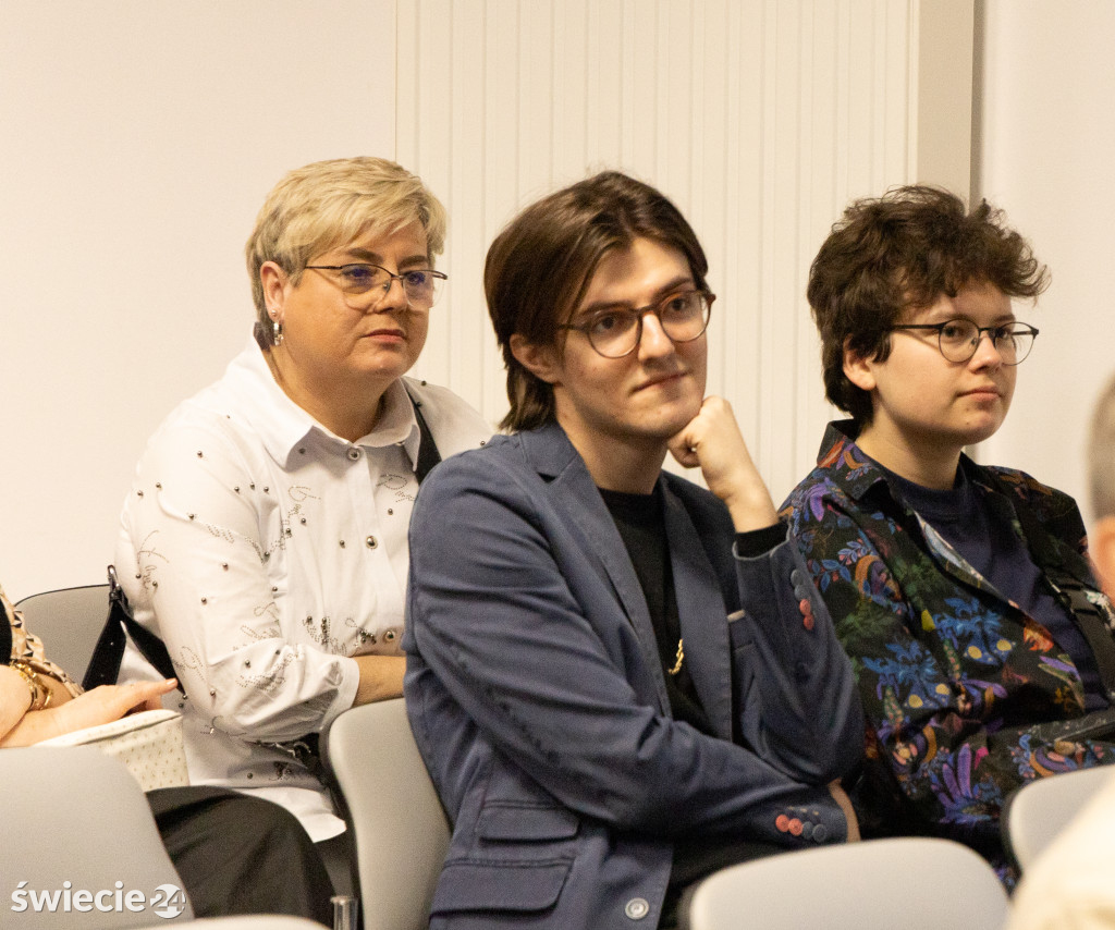 Dzień kobiet w MBP w Świeciu — wernisaż i koncert